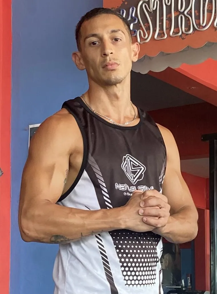 Nahuel Silva entrenando calistenia